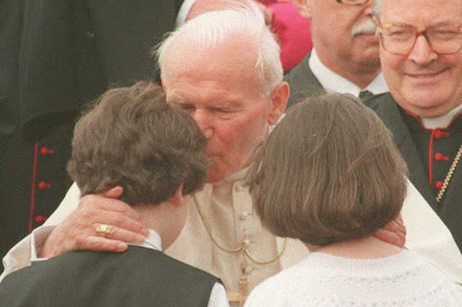 Pope John Paul II kisses two Czech children &#8211; fr