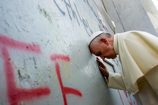 Pope Francis -touches the wall – Holy Land 12 – fr