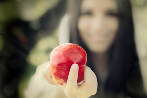 Snow White princess with the famous red apple &#8211; fr