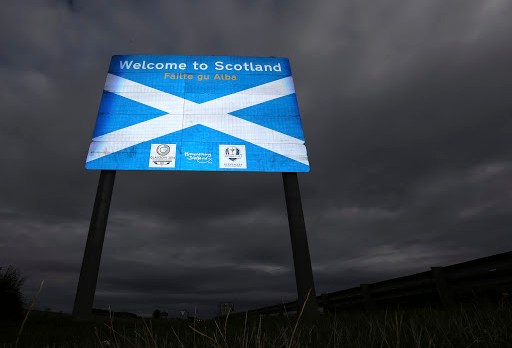 sign welcoming motorists to Scotland &#8211; fr