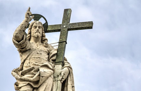 Christ Statue on top of St. Peter&rsquo;s Basilica&rsquo;s facade &#8211; Jesus &#8211; Cross &#8211; Vatican &#8211; Antoine Mekary &#8211; fr