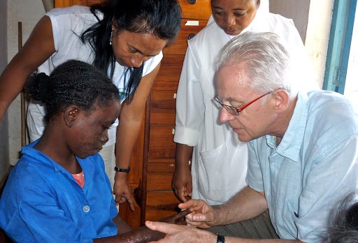 Docteur Michel Yves Grauwin et Angelina à Madagascar