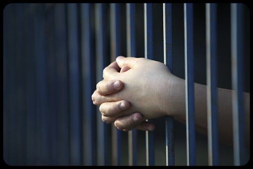 Prisoner hand in jail © Sakhorn / Shutterstock &#8211; fr