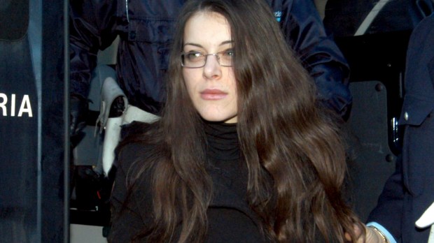 Elisabetta Ballarin, surnommée la « bête de Satan », escortée par des policiers, le 31 janvier 2006, pour assister à son procès pour meurtre © AP Photo/Newpress