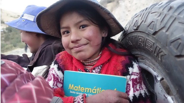 Lima, Pérou, Enfant des andes péruviennes sur le chemin de l&rsquo;ecole