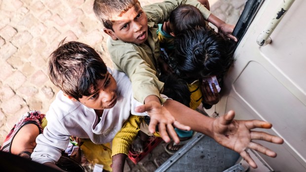 WEB POVERTY INDIA BEGGING CHILDREN Chokchai Suksatavonraphan:Shutterstock AI