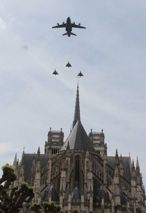 Des avions militaires survolent la cathédrale d'Orléans comme chaque 8 mai lors du défilé militaire en hommage à Jeanne d'Arc, plus grand défilé militaire français après celui du 14 juillet © Bertrand Deshayes