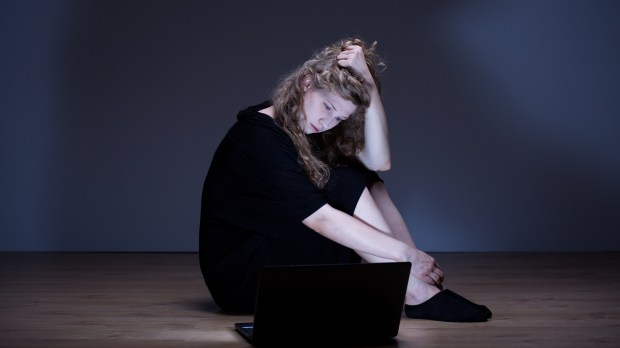 WEB YOUN WOMAN INTERNET SUICIDE Photographee eu:Shutterstock AI