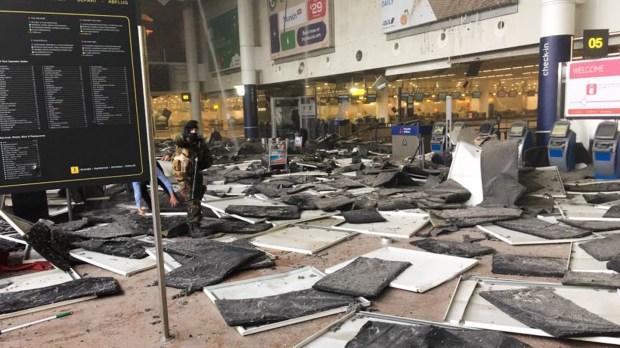 Le hall des départs de l&rsquo;aéroport de Zaventem à Bruxelles après la double explosion survenue ce mardi 22 mars © Jef Versele &#8211; Facebook