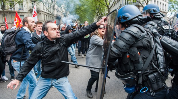web-people-police-riots-paris-c2a9citizenside-michel-pelletier-citizenside.jpg