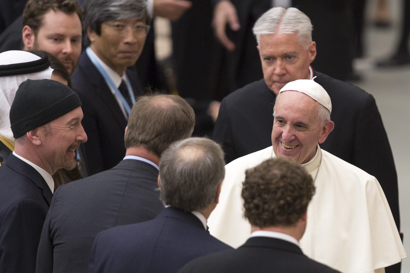 The Edge (à gauche avec le bonnet) rencontre le Pape (à droite) © RICCARDO DE LUCA / ANADOLU AGENCY / AFP