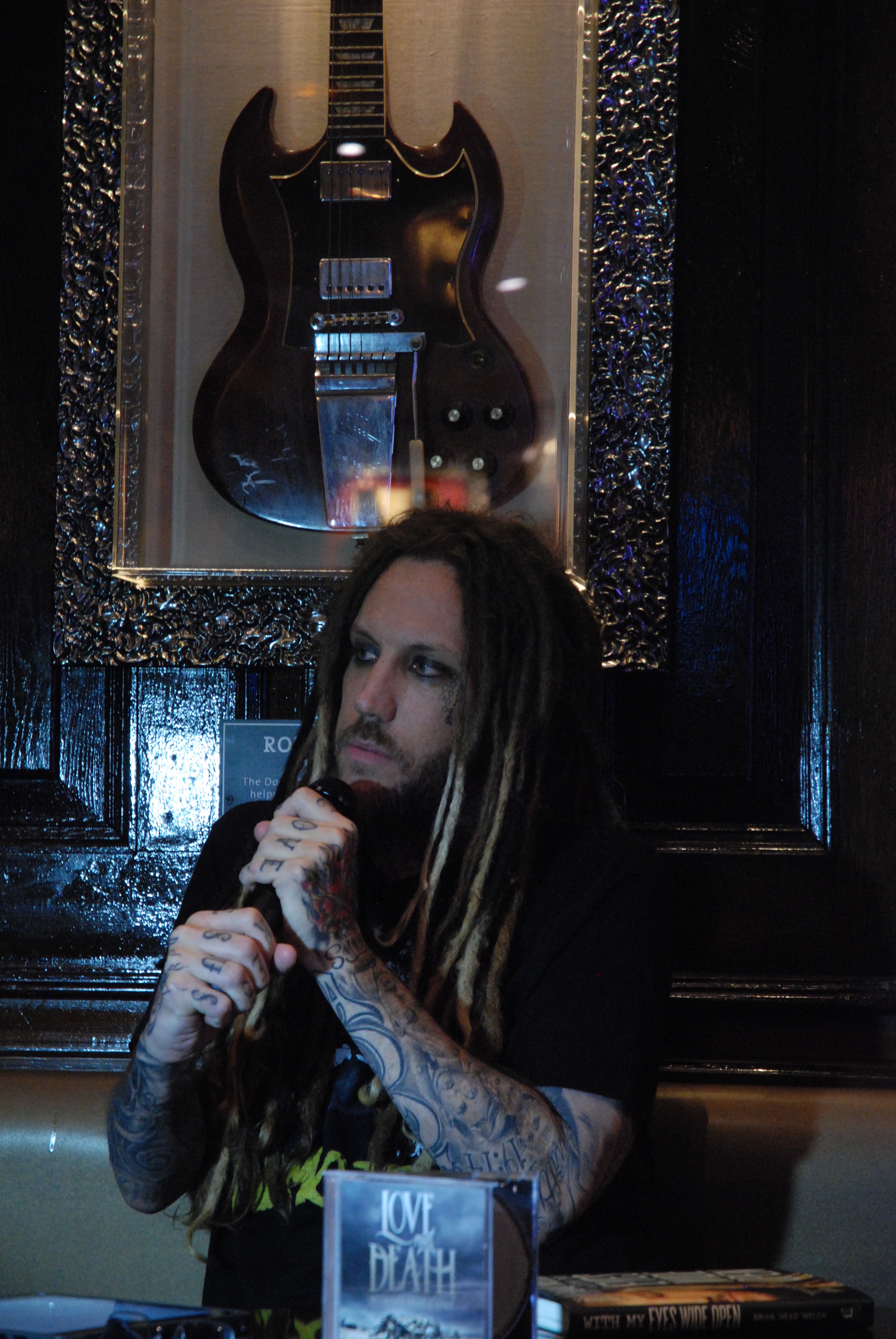 Le guitariste de Korn raconte son histoire devant un public de fans © Marie-Clothilde Bailbé