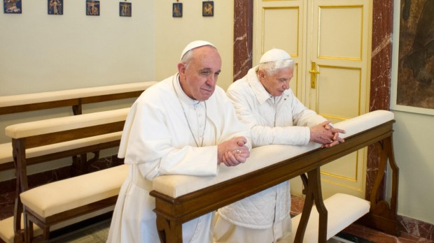 web-pope-francis-pope-benedict-praying-c2a9serviziofotograficoor-cpp-ciric-ai.jpg