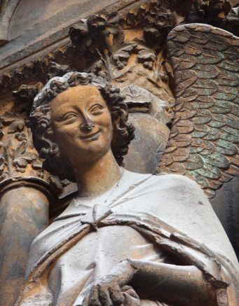 1	L’ange au sourire, première moitié du XIIIe siècle, Reims, cathédrale © DR 