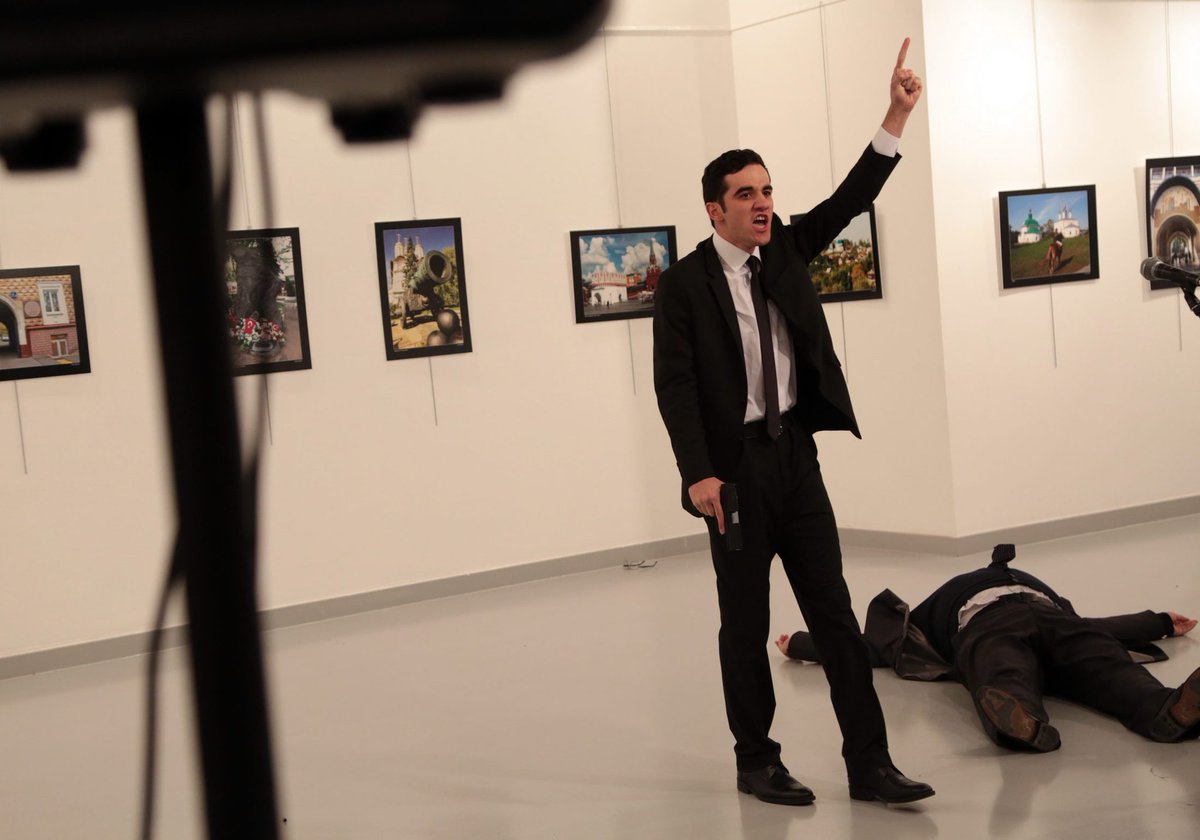 L'assassin de M. Karlov, revendiquant son crime lundi soir à Ankara © DR
