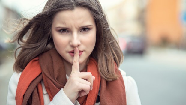 Femme invitant au silence