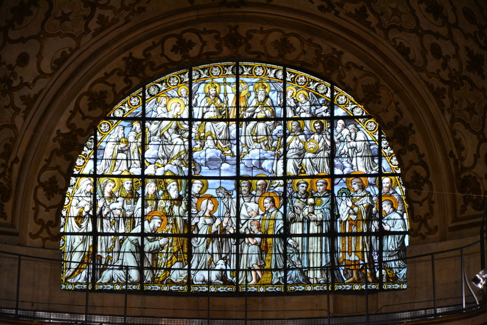 Vitrail de Louis-Amédée Didron au-dessus de la chapelle Saint-Vincent de Paul : « Jésus en gloire et les apôtres ». 