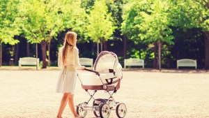 Jeune femme poussant une poussette