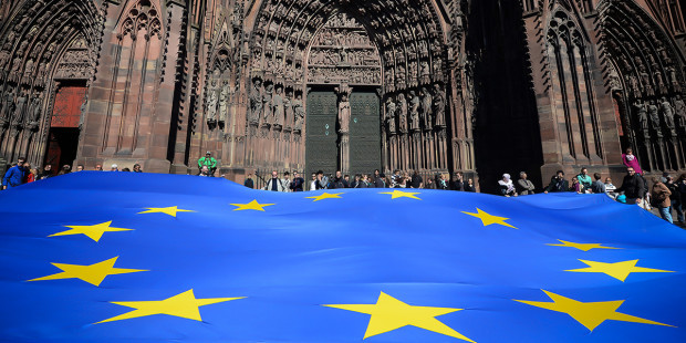 web3-euro-flag-strasbourg-cathedral-000_par7856490-patrick-hertzog-afp