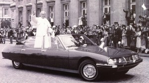 En 1980 lors de sa visite en France, le pape est monté à bord de la célèbre citroën SM, voiture officielle des chefs d’État français. © droits réservés