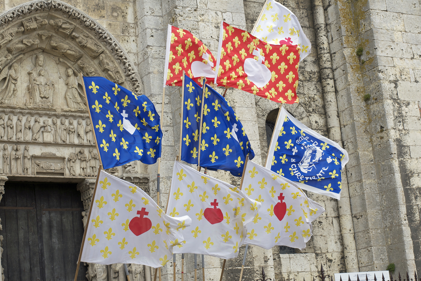 Bannières devant la cathédrale de Chartres