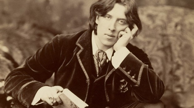 web-oscar-wilde-by-sarony-via-wikipedia-public-domain