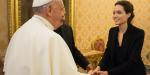 Le 8 janvier 2015, l'actrice américaine et ambassadrice du Haut Commissariat des Nations unies pour les réfugiés (UNHCR) Angelina Jolie rencontre le pape François au Vatican. © AFP PHOTO / OSSERVATORE ROMANO