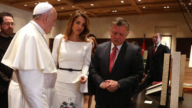 Le roi de Jordanie Abdallah II et son épouse Rania reçoivent le pape François dans le palais royal d'Amman le 24 mai 2014. © YOUSEF ALLAN / JORDANIAN ROYAL PALACE / AFP