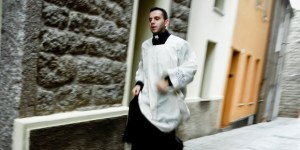L’incroyable signe de Dieu à un prêtre épuisé