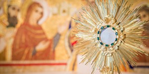 Minute par minute, notre guide pour une heure d&#8217;adoration eucharistique