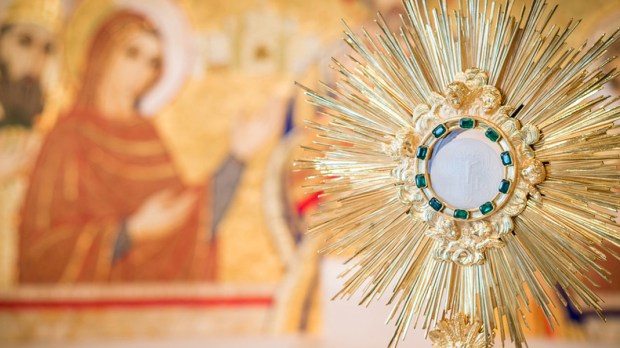 WEB3 MONSTRANCE ADORATION EUCHARIST GOLD CHAPEL Thoom Shutterstock