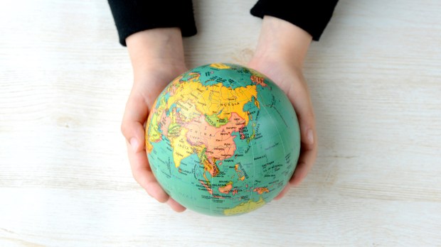 GLOBE TERRESTRE DANS MAINS ENFANT