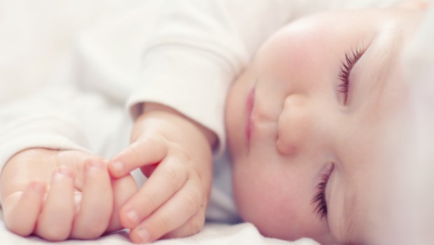 BEBE FILLE QUI DORT
