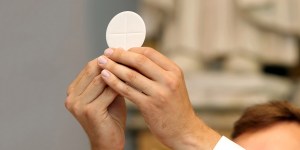 Pourquoi profaner une hostie est ce qu&rsquo;il y a de plus grave pour les catholiques ?