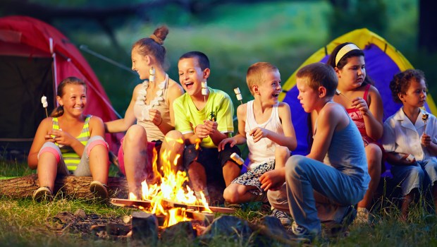 ENFANTS AUTOUR D'UN FEU DE CAMP