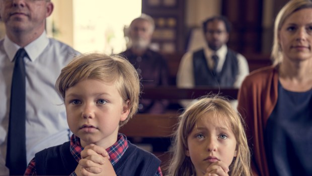 ENFANTS QUI PRIENT A LA MESSE