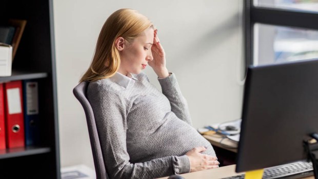 WEB3-WOMAN-HEADACHE-OFFICE-PREGNANCY-PREGNANT-WORK-shutterstock_497312980-By Syda Productions-AI