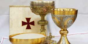 Pourquoi saint François exhortait les prêtres à utiliser de précieux calices