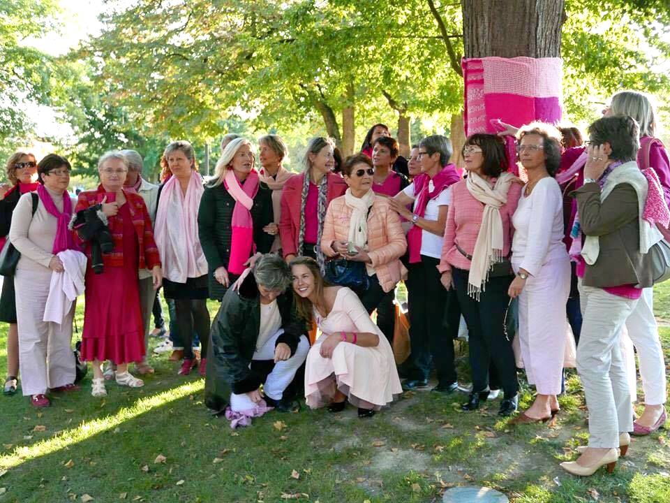 Ensemble pour elles, un gang de tricoteuses qui lutte contre le cancer du sein
