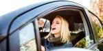 FEMME CHANTANT DANS SA VOITURE