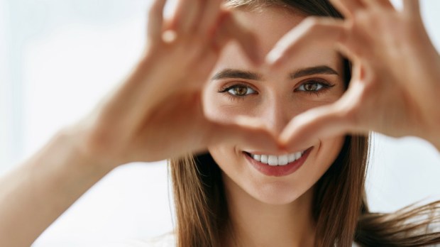 WEB3-WOMAN-HEART-LOVE-HANDS-Shutterstock_522191392-puhhha-AI