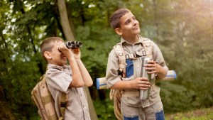 DEUX JEUNES GARÇONS SCOUT