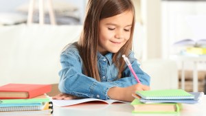 PETITE FILLE QUI FAIT SES DEVOIRS