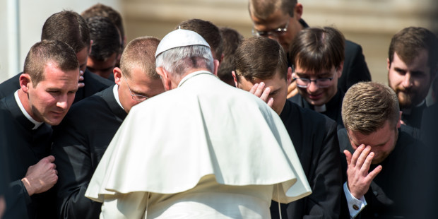 web3-pope-francis-greets-and-pray-with-priests-sign-of-the-cross-c2a9-antoine-mekary-aleteia-am_7339