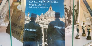 Quelle différence entre la Garde suisse et la Gendarmerie vaticane ?
