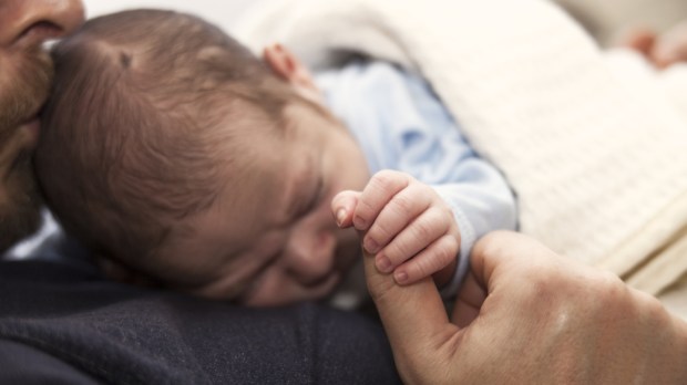 Comment les pères peuvent-ils aider la jeune maman après l&rsquo;arrivée du bébé ?