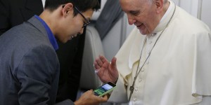 Est-ce bien sérieux de faire bénir son smartphone ?