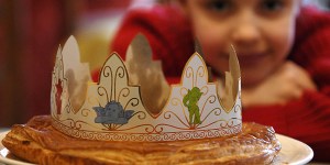 Epiphanie : pourquoi le plus jeune se met sous la table pour distribuer la galette ?