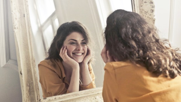 WOMAN MIRROR