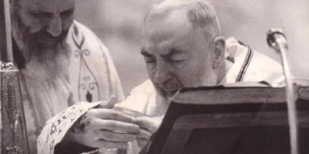 De rares images de Padre Pio, mystique de Dieu